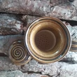 Barna lovas szűrős bögre (antikolt), emblémás -pufi