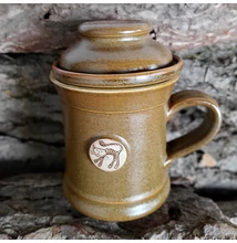 Mogyoró színű cicás szűrős bögre, emblémás - egyenes Mogyoró színű cicás szűrős bögre, emblémás - egyenes