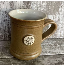 Mogyoró színű ördögös bögre - nagy, emblémás