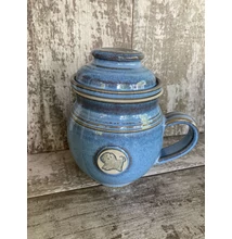 Világoskék királyfis kutyás szűrős bögre, emblémás -  pufi Világoskék királyfis kutyás szűrős bögre, emblémás -  pufi