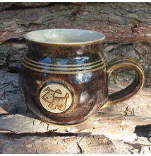 Barna kutyás bögre 2. (antikolt) - közepes, emblémás