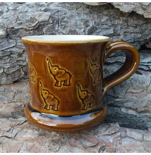 Barna elefántos bögre - kicsi, nyomott mintás Barna elefántos bögre - kicsi, nyomott mintás