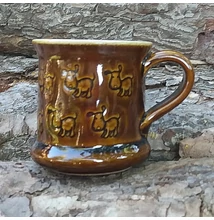 Barna kutyás bögre - kicsi, nyomott mintás