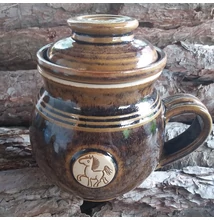 Barna lovas szűrős bögre (antikolt), emblémás -pufi