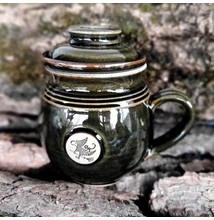 Zöld boszorkányos szűrős bögre, emblémás - pufi