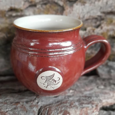 Marsvörös boszorkányos bögre - közepes, emblémás