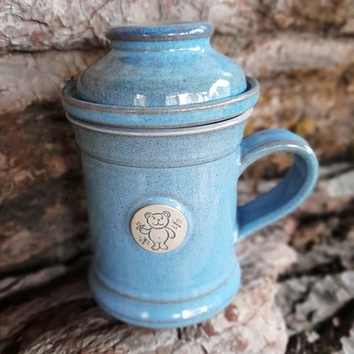 Világoskék macis szűrős bögre, emblémás - egyenes