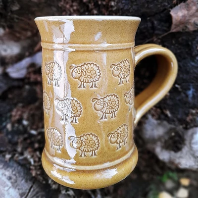 Sárga bárányos bögre - nyomott mintás