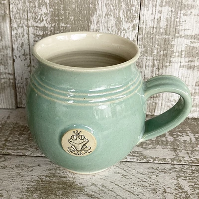 Almazöld békás bögre - nagy, emblémás - pufi