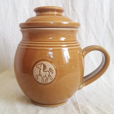 Sárga lovas szűrős bögre, emblémás - pufi