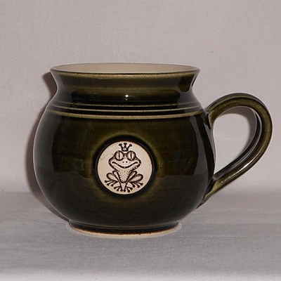 Zöld békás bögre - közepes, emblémás